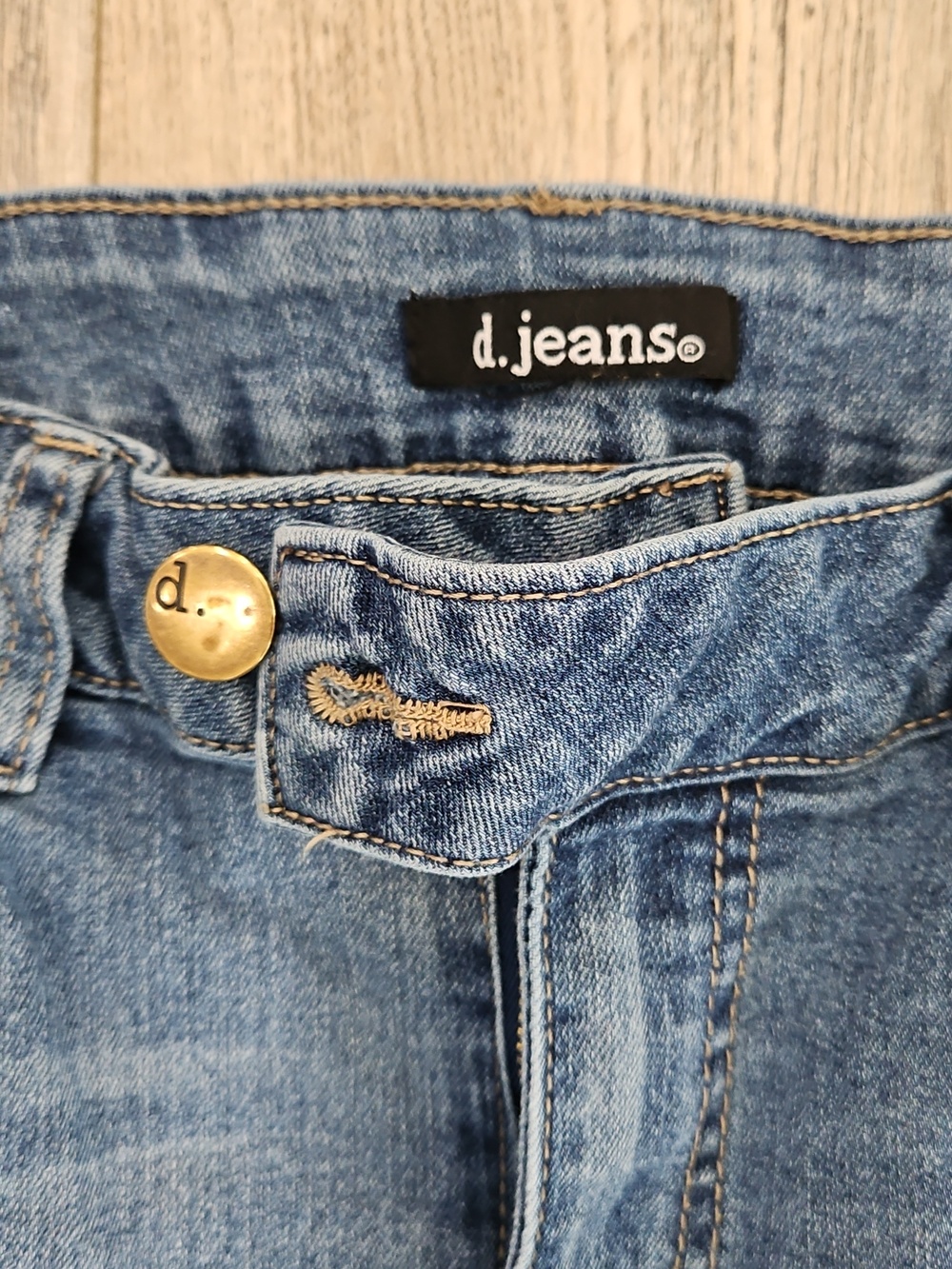 d. jeans Medium Blue Denim Shorts - Picture 2 of 4